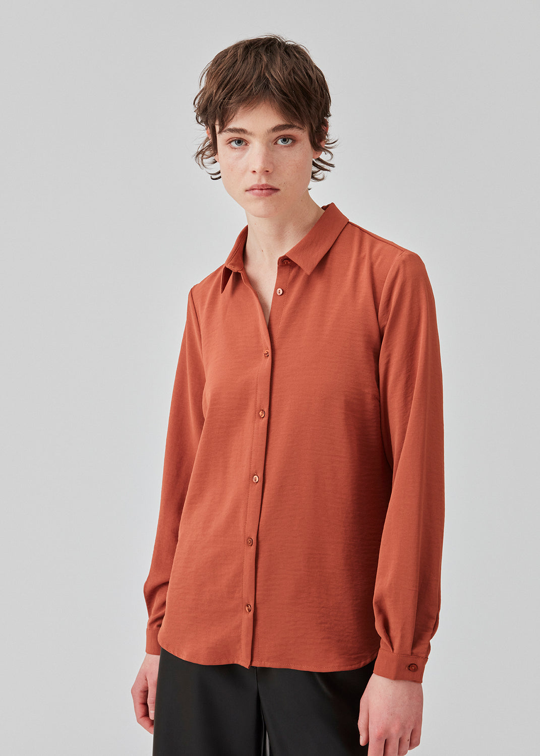 Klassisk skjorte i farven maple i en løs og afslappet pasform. Ossa shirt har en lille krave, smal manchet og knapper i matchende farve for et ensartet design. Modellen er 173 cm og har en størrelse S/36 på