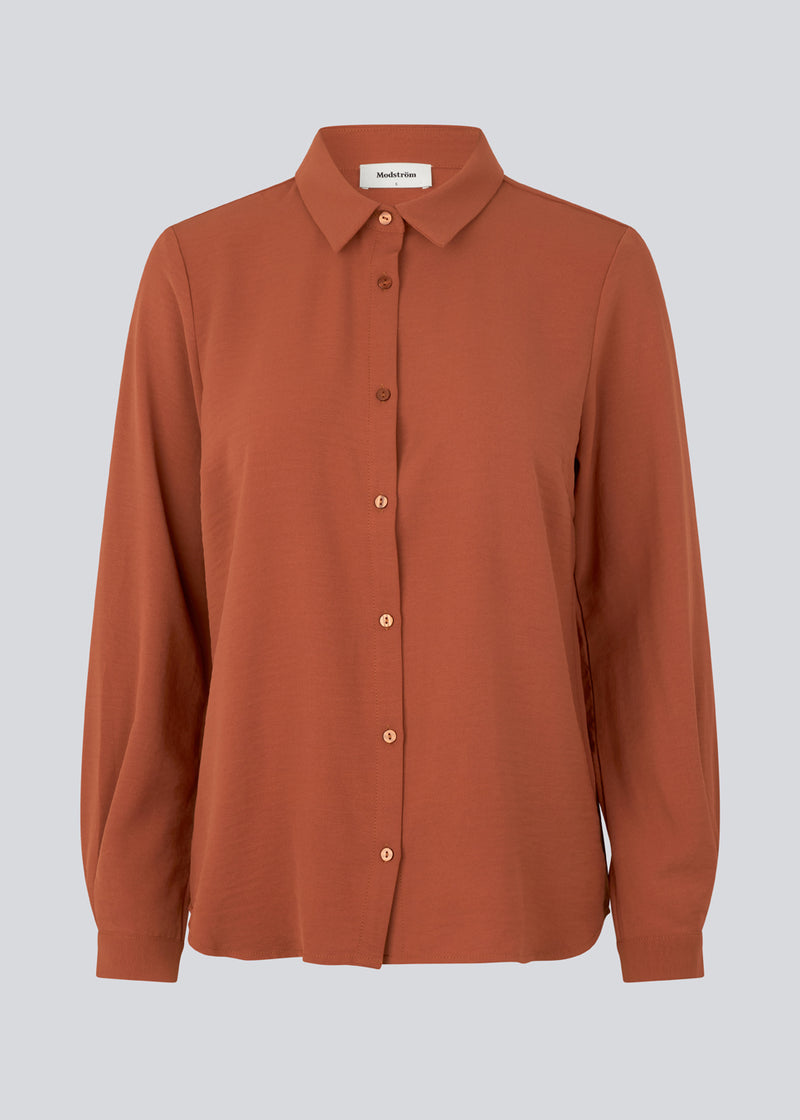 Klassisk skjorte i farven maple i en løs og afslappet pasform. Ossa shirt har en lille krave, smal manchet og knapper i matchende farve for et ensartet design. Modellen er 173 cm og har en størrelse S/36 på
