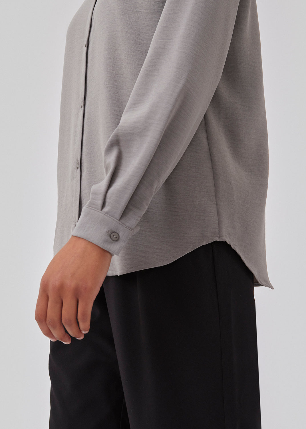 Klassisk skjorte i grå i en løs og afslappet pasform. Ossa shirt har en lille krave, smal manchet og knapper i matchende farve for et ensartet design. Modellen er 173 cm og har en størrelse S/36 på
