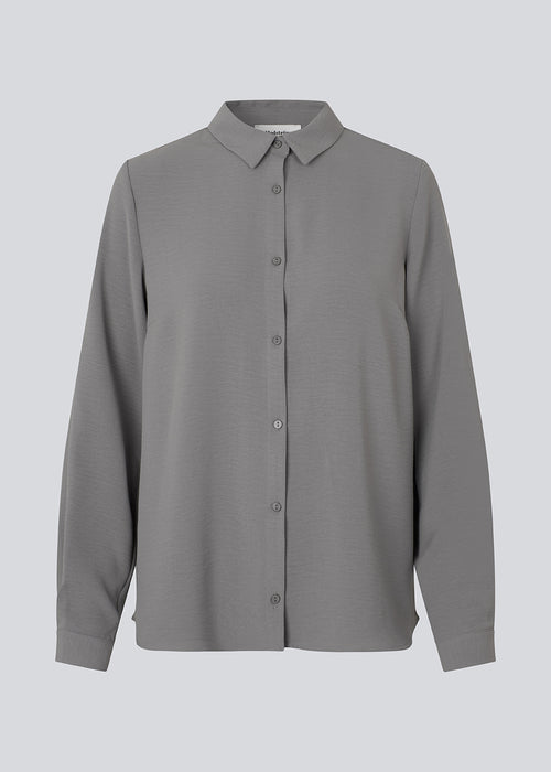 Klassisk skjorte i grå i en løs og afslappet pasform. Ossa shirt har en lille krave, smal manchet og knapper i matchende farve for et ensartet design. Modellen er 173 cm og har en størrelse S/36 på