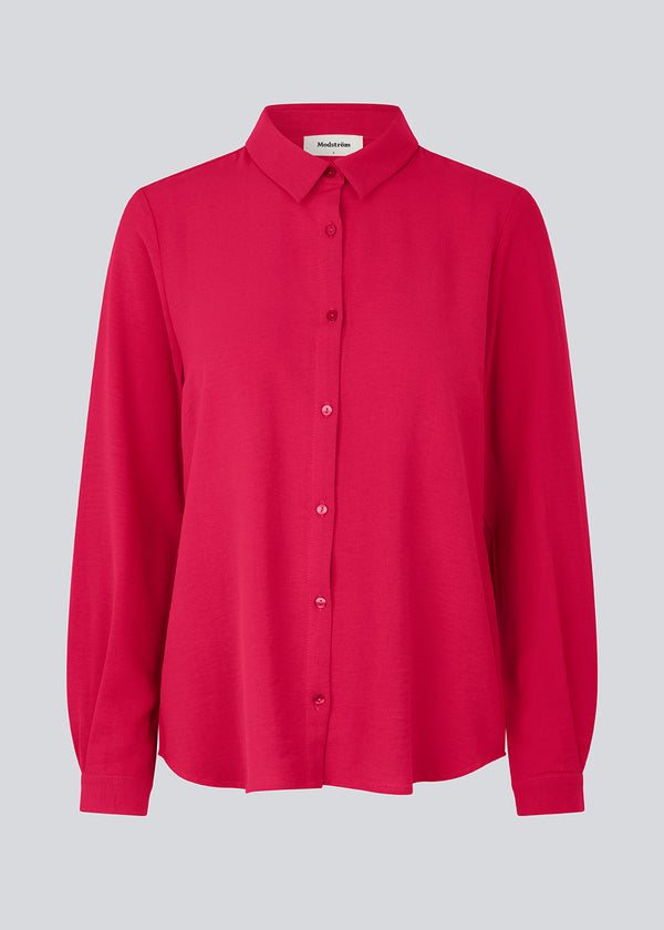 Klassisk skjorte i pink i en løs og afslappet pasform. Ossa shirt har en lille krave, smal manchet og knapper i matchende farve for et ensartet design. Modellen er 173 cm og har en størrelse S/36 på