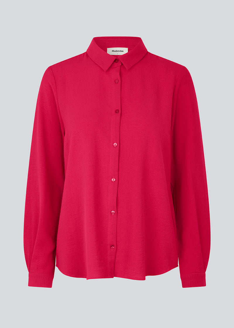 Klassisk skjorte i pink i en løs og afslappet pasform. Ossa shirt har en lille krave, smal manchet og knapper i matchende farve for et ensartet design. Modellen er 173 cm og har en størrelse S/36 på