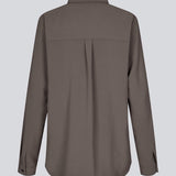 Vores klassiske skjorte OssaMD shirt i brun har en løs og afslappet pasform. Ossa shirt har en lille krave, smal manchet og knapper i matchende farve for et ensartet design.&nbsp;