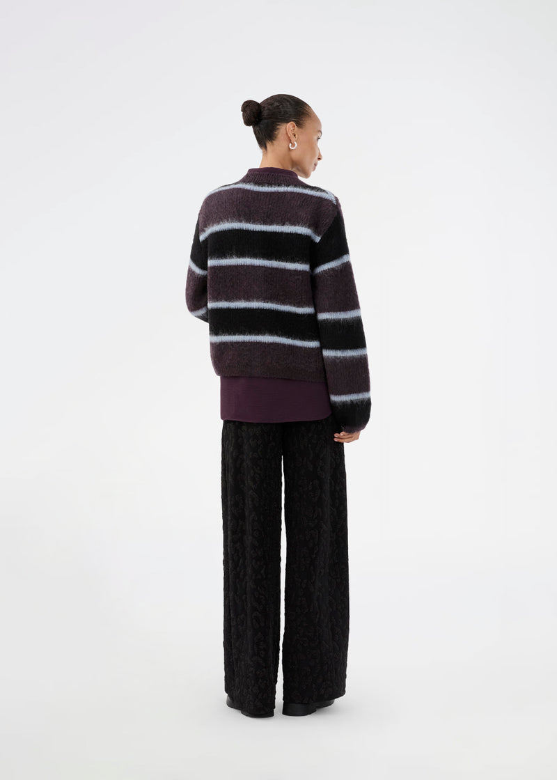Mørklilla klassisk skjorte i en løs og afslappet pasform. Ossa shirt har en lille krave, smal manchet og knapper i matchende farve for et ensartet design. Modellen er 173 cm og har en størrelse S/36 på