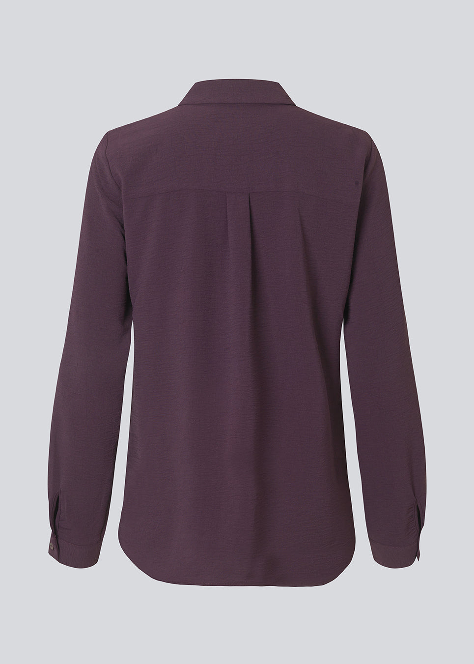 Mørklilla klassisk skjorte i en løs og afslappet pasform. Ossa shirt har en lille krave, smal manchet og knapper i matchende farve for et ensartet design. Modellen er 173 cm og har en størrelse S/36 på
