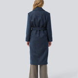 Klassisk, dobbeltradet uldfrakke i blå med krave med skjult knappelukning og bindebånd. Otillamd coat har en afslappet pasform, foer og en slids bagpå. Modellen er 175 cm og har en str. s/36 på.