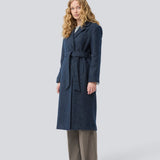 Klassisk, dobbeltradet uldfrakke i blå med krave med skjult knappelukning og bindebånd. Otillamd coat har en afslappet pasform, foer og en slids bagpå. Modellen er 175 cm og har en str. s/36 på.