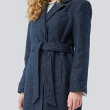Klassisk, dobbeltradet uldfrakke i blå med krave med skjult knappelukning og bindebånd. Otillamd coat har en afslappet pasform, foer og en slids bagpå. Modellen er 175 cm og har en str. s/36 på.