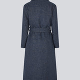 Klassisk, dobbeltradet uldfrakke i blå med krave med skjult knappelukning og bindebånd. Otillamd coat har en afslappet pasform, foer og en slids bagpå. Modellen er 175 cm og har en str. s/36 på.