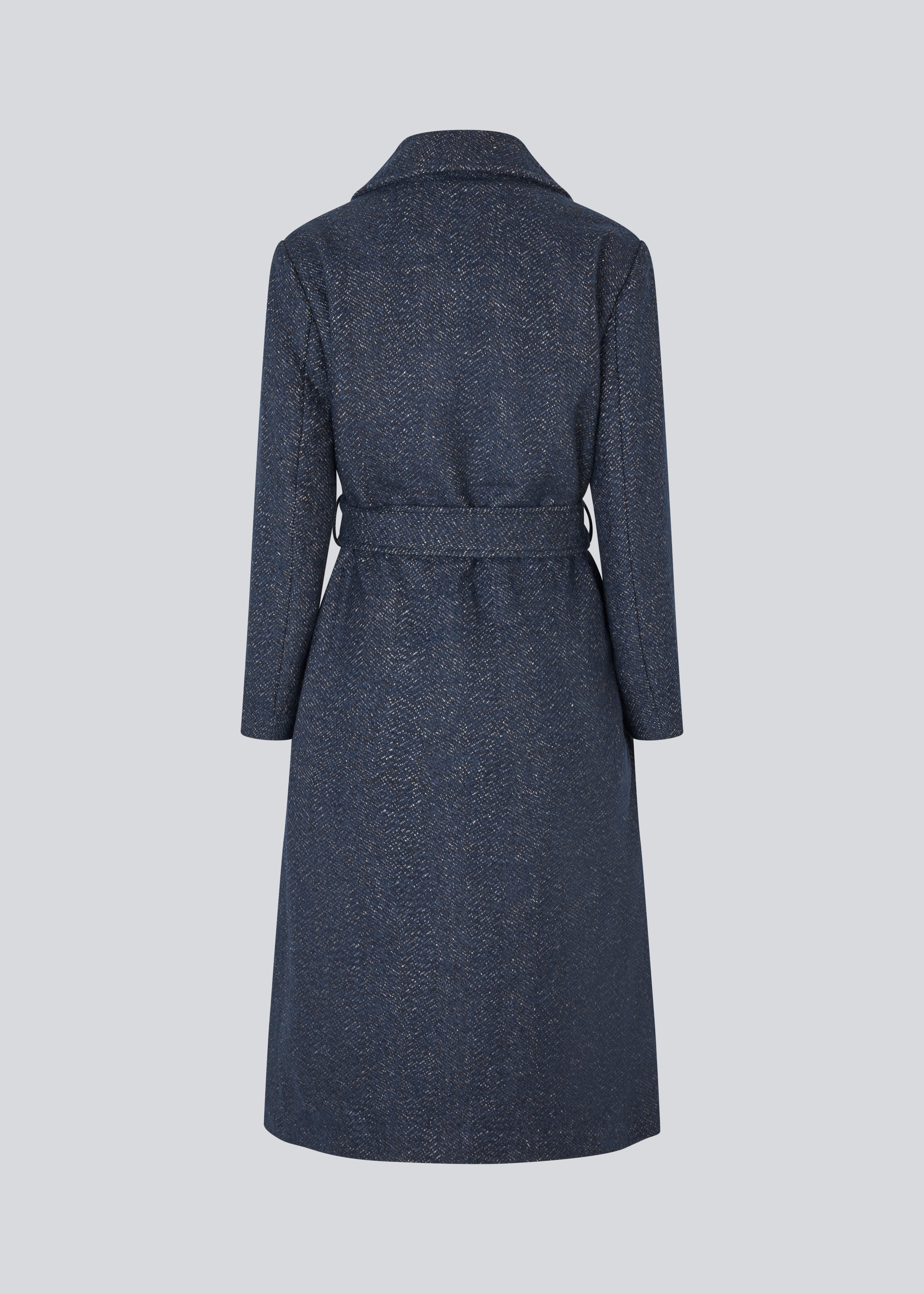 Klassisk, dobbeltradet uldfrakke i blå med krave med skjult knappelukning og bindebånd. Otillamd coat har en afslappet pasform, foer og en slids bagpå. Modellen er 175 cm og har en str. s/36 på.