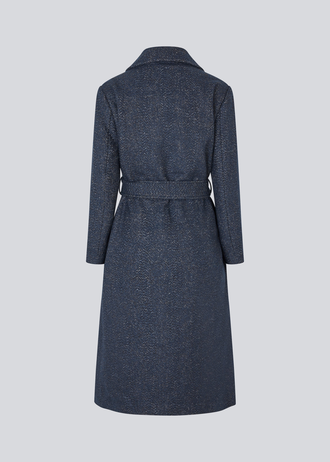 Klassisk, dobbeltradet uldfrakke i blå med krave med skjult knappelukning og bindebånd. Otillamd coat har en afslappet pasform, foer og en slids bagpå. Modellen er 175 cm og har en str. s/36 på.