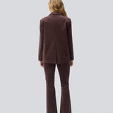 Blazer med klassisk og elegant design i fløjl. Pablomd blazer har knappelukning og to lommer fortil. Modellen er 175 cm og har en str. s/36 på.