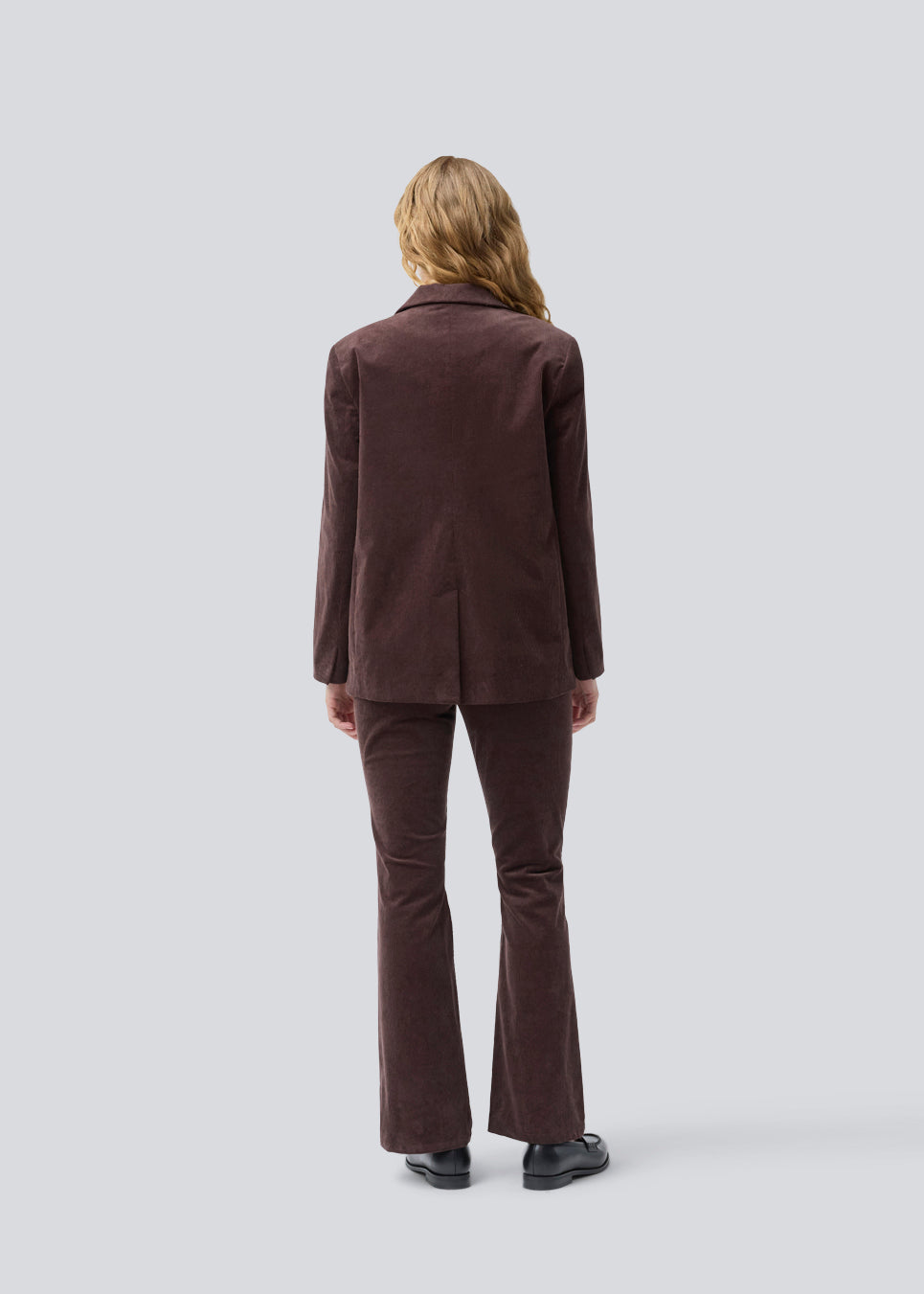 Blazer med klassisk og elegant design i fløjl. Pablomd blazer har knappelukning og to lommer fortil. Modellen er 175 cm og har en str. s/36 på.