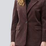 Blazer med klassisk og elegant design i fløjl. Pablomd blazer har knappelukning og to lommer fortil. Modellen er 175 cm og har en str. s/36 på.