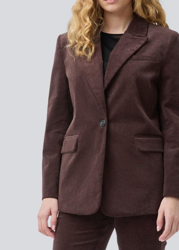 Blazer med klassisk og elegant design i fløjl. Pablomd blazer har knappelukning og to lommer fortil. Modellen er 175 cm og har en str. s/36 på.