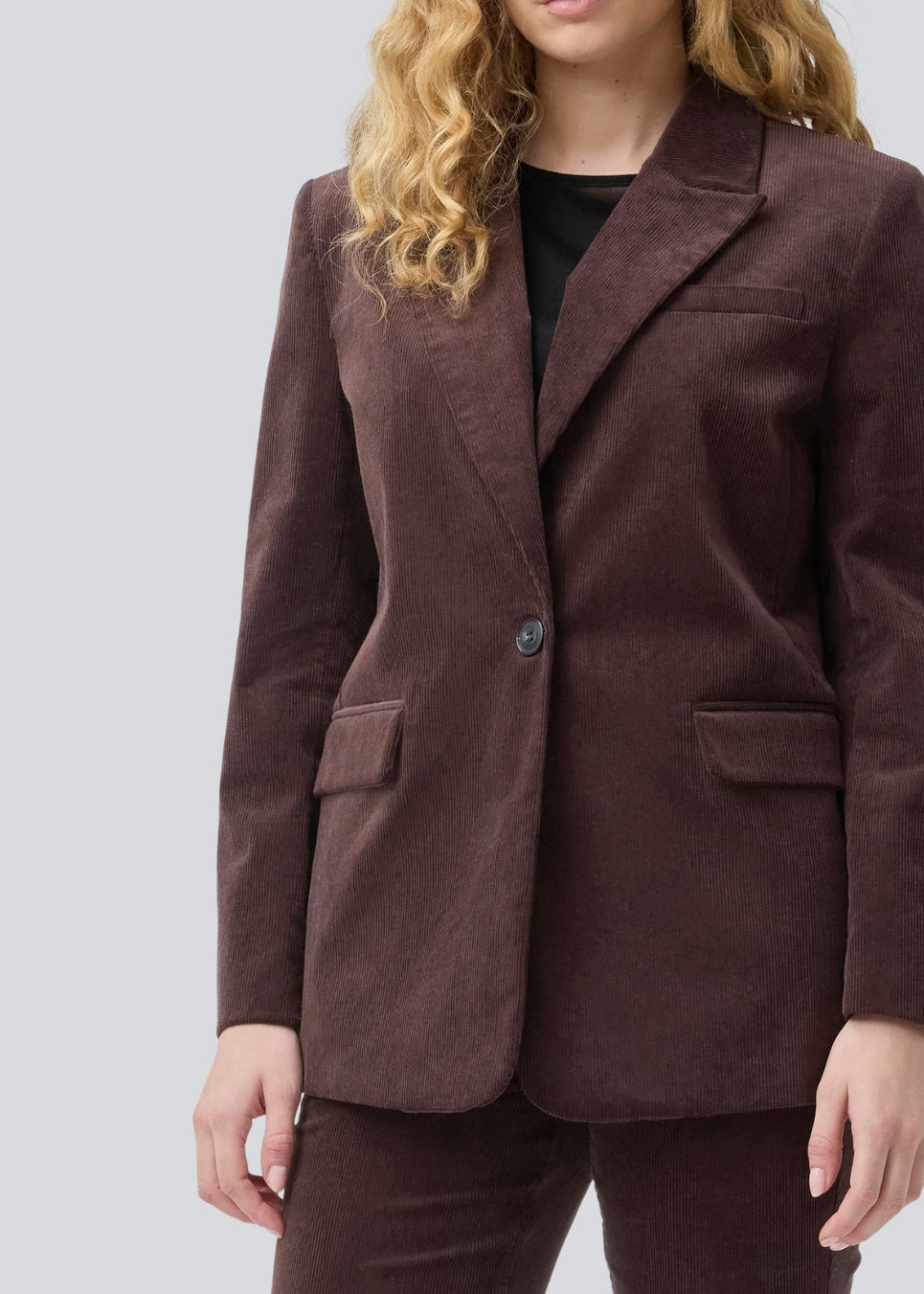 Blazer med klassisk og elegant design i fløjl. Pablomd blazer har knappelukning og to lommer fortil. Modellen er 175 cm og har en str. s/36 på.