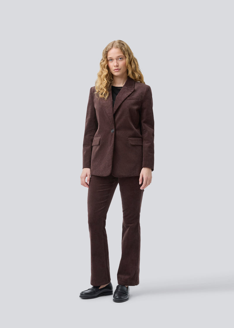 Flared bukser i fløjl. Pablomd pants har en høj talje samt for- og baglommer. Modellen er 175 cm og har en str. s/36 på.