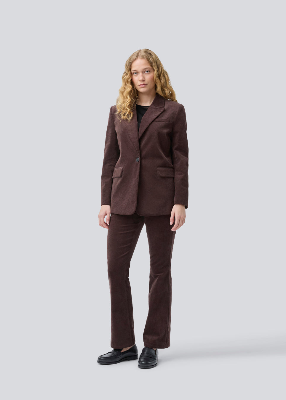 Blazer med klassisk og elegant design i fløjl. Pablomd blazer har knappelukning og to lommer fortil. Modellen er 175 cm og har en str. s/36 på.