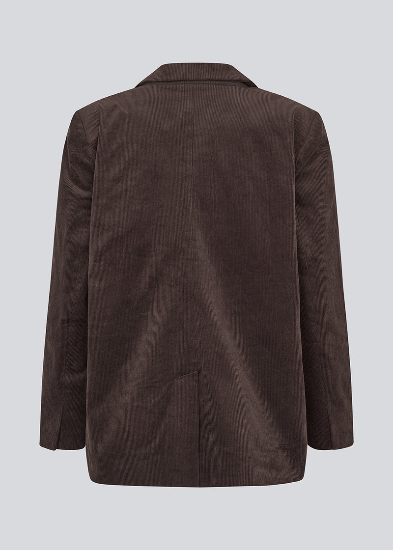 Blazer med klassisk og elegant design i fløjl. Pablomd blazer har knappelukning og to lommer fortil. Modellen er 175 cm og har en str. s/36 på.