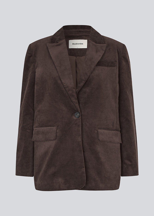 Blazer med klassisk og elegant design i fløjl. Pablomd blazer har knappelukning og to lommer fortil. Modellen er 175 cm og har en str. s/36 på.