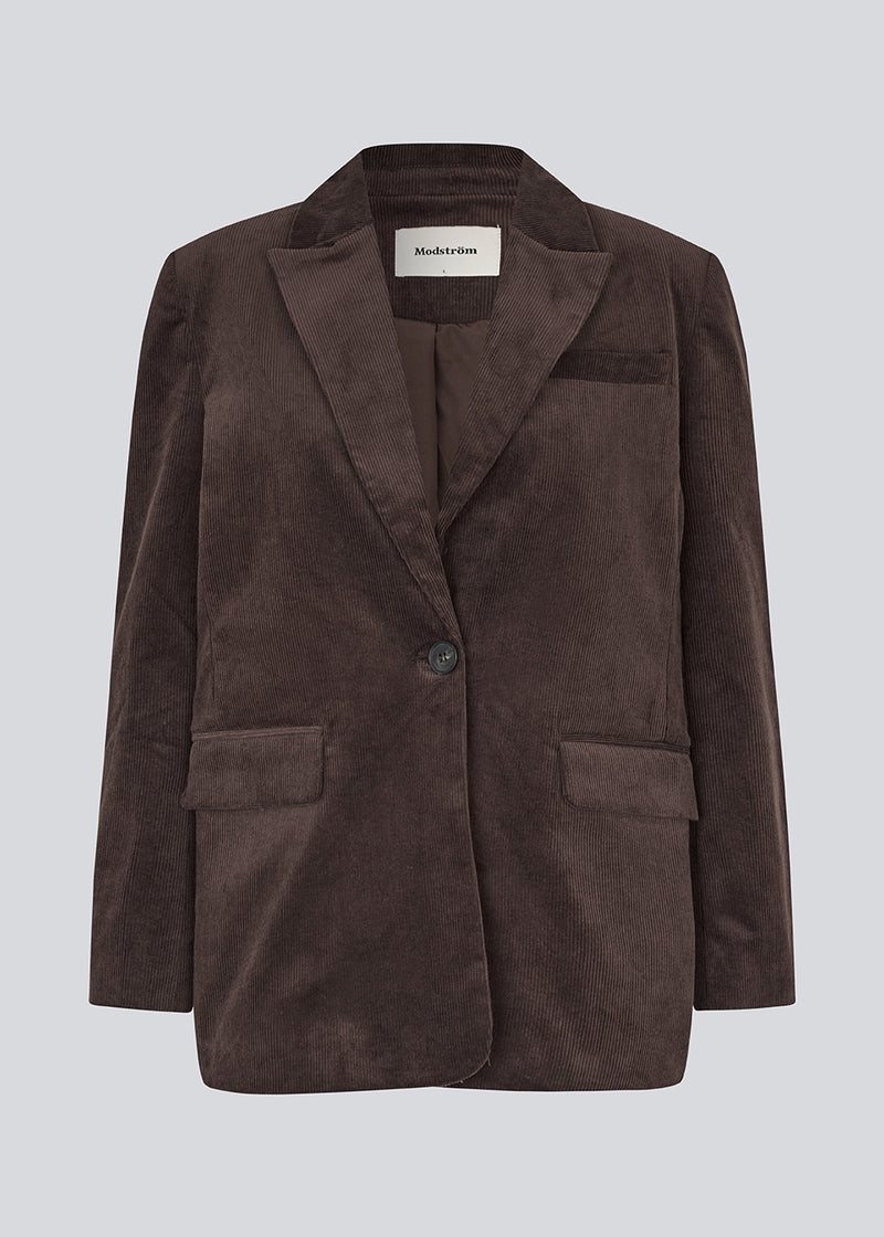 Blazer med klassisk og elegant design i fløjl. Pablomd blazer har knappelukning og to lommer fortil. Modellen er 175 cm og har en str. s/36 på.