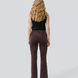 Flared bukser i fløjl. Pablomd pants har en høj talje samt for- og baglommer. Modellen er 175 cm og har en str. s/36 på.