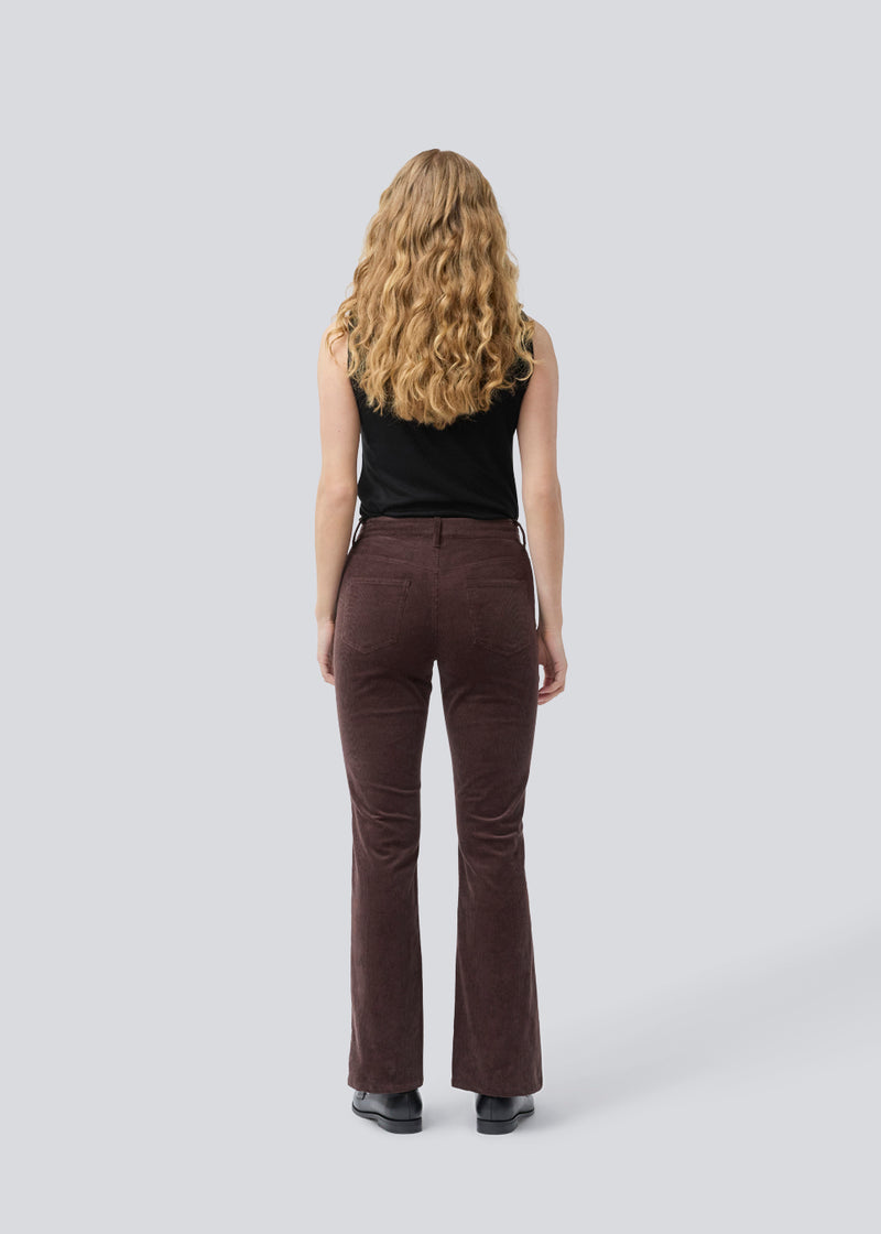 Flared bukser i fløjl. Pablomd pants har en høj talje samt for- og baglommer. Modellen er 175 cm og har en str. s/36 på.
