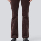 Flared bukser i fløjl. Pablomd pants har en høj talje samt for- og baglommer. Modellen er 175 cm og har en str. s/36 på.