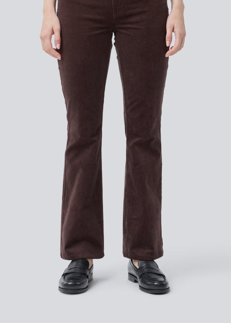 Flared bukser i fløjl. Pablomd pants har en høj talje samt for- og baglommer. Modellen er 175 cm og har en str. s/36 på.