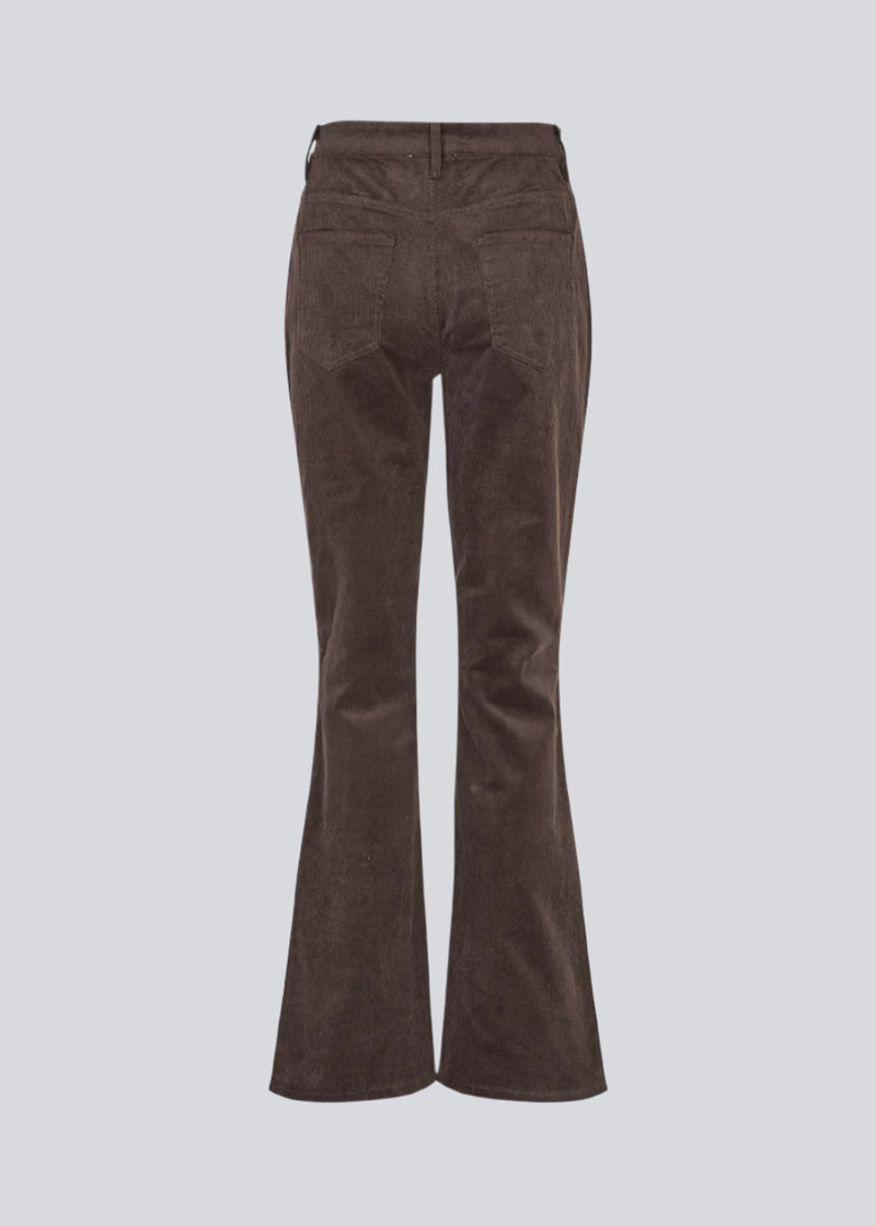 Flared bukser i fløjl. Pablomd pants har en høj talje samt for- og baglommer. Modellen er 175 cm og har en str. s/36 på.