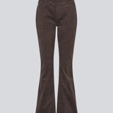 Flared bukser i fløjl. Pablomd pants har en høj talje samt for- og baglommer. Modellen er 175 cm og har en str. s/36 på.