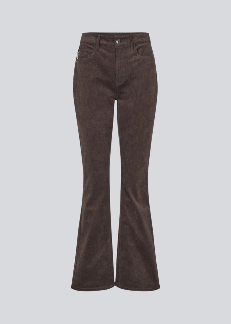 Flared bukser i fløjl. Pablomd pants har en høj talje samt for- og baglommer. Modellen er 175 cm og har en str. s/36 på.