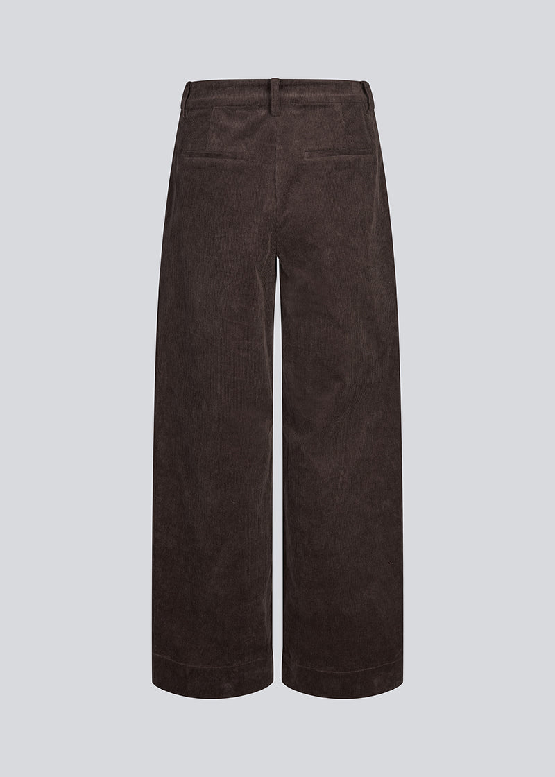 Habitbukser med læg i fløjl. Pablomd wide pants har lange brede ben og sidelommer. 
