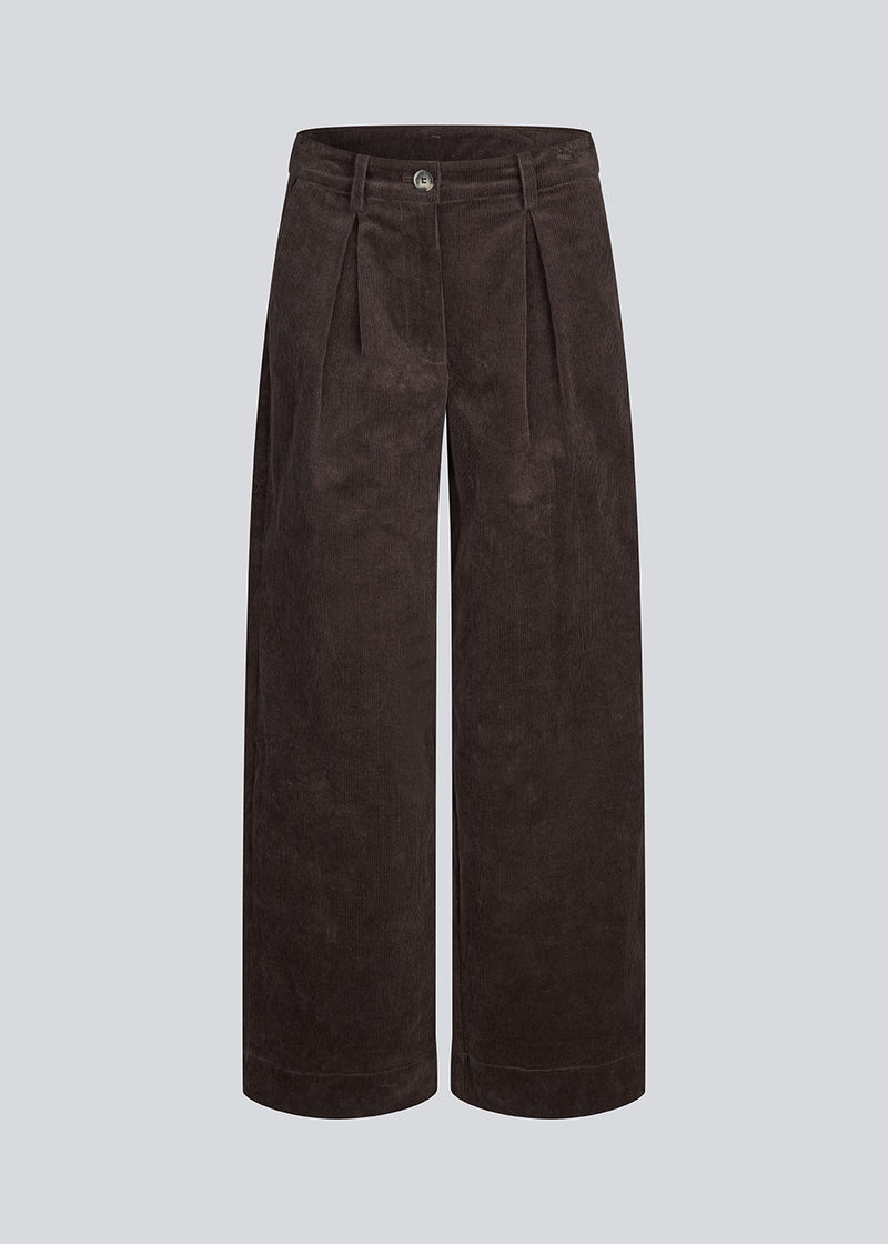Habitbukser med læg i fløjl. Pablomd wide pants har lange brede ben og sidelommer. 