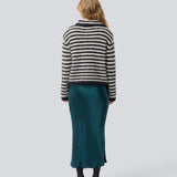 Blød strik med i genanvendt polyester. Packermd roll Neck har lange ærmer og en høj hals med slids i siden. Modellen er 175 cm og har en str. s/36 på.