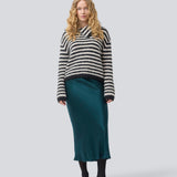 Blød strik med i genanvendt polyester. Packermd roll Neck har lange ærmer og en høj hals med slids i siden. Modellen er 175 cm og har en str. s/36 på.