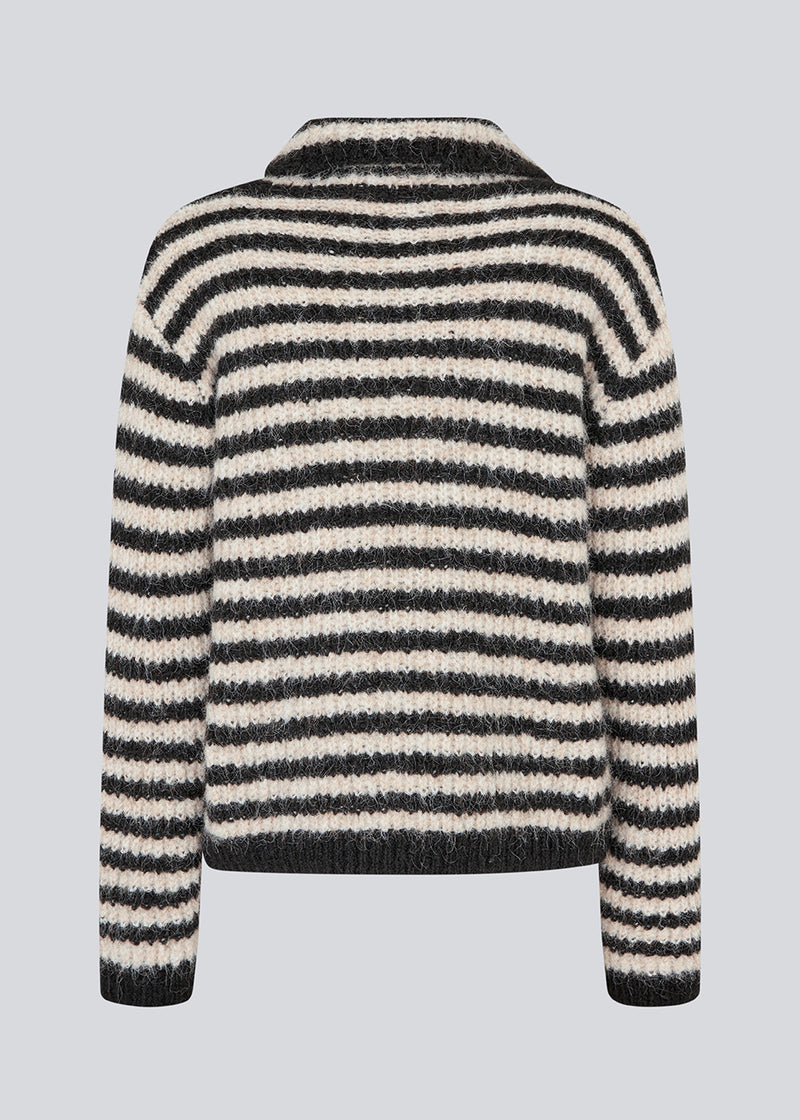 Blød strik med i genanvendt polyester. Packermd roll Neck har lange ærmer og en høj hals med slids i siden. Modellen er 175 cm og har en str. s/36 på.