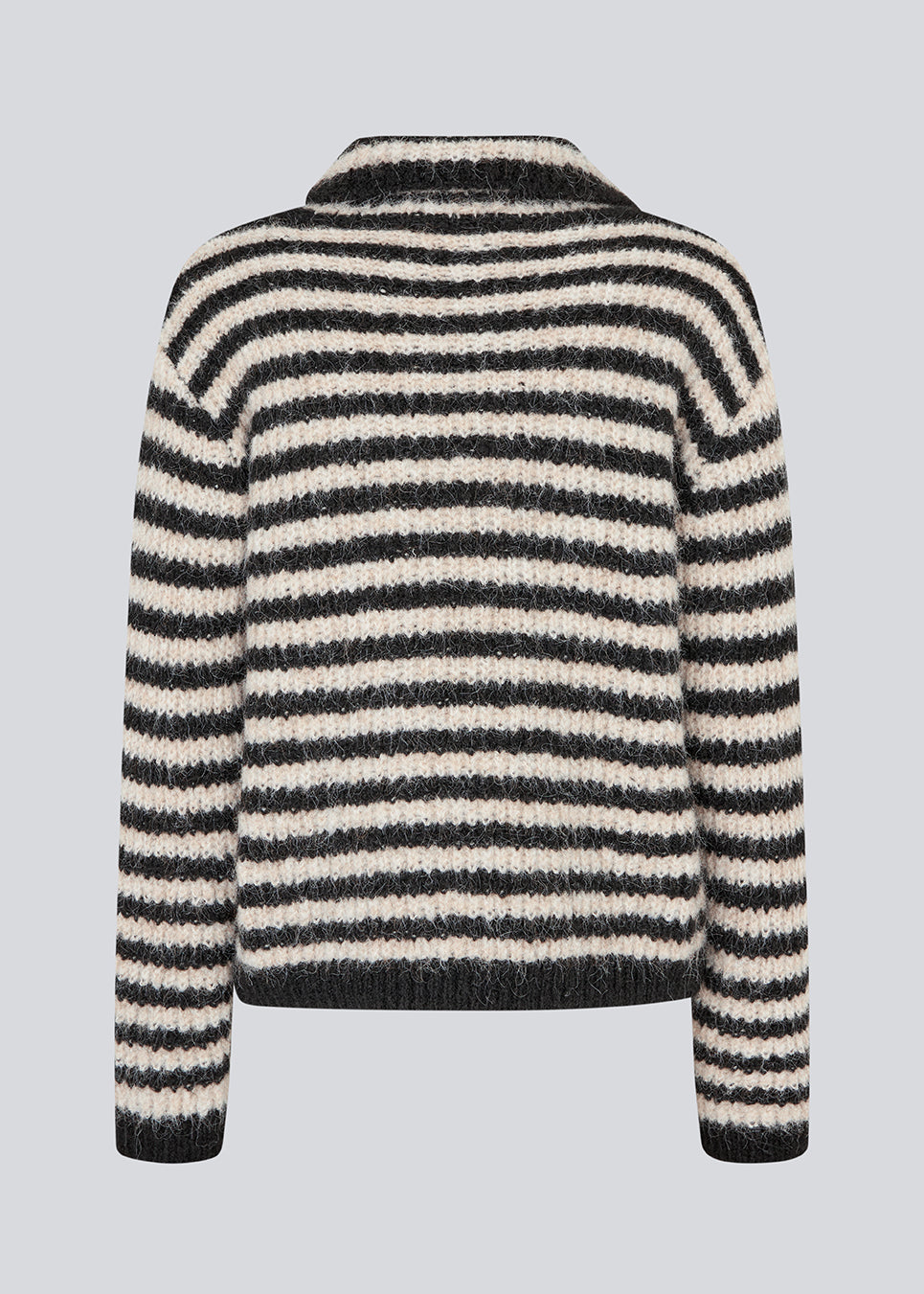 Blød strik med i genanvendt polyester. Packermd roll Neck har lange ærmer og en høj hals med slids i siden. Modellen er 175 cm og har en str. s/36 på.