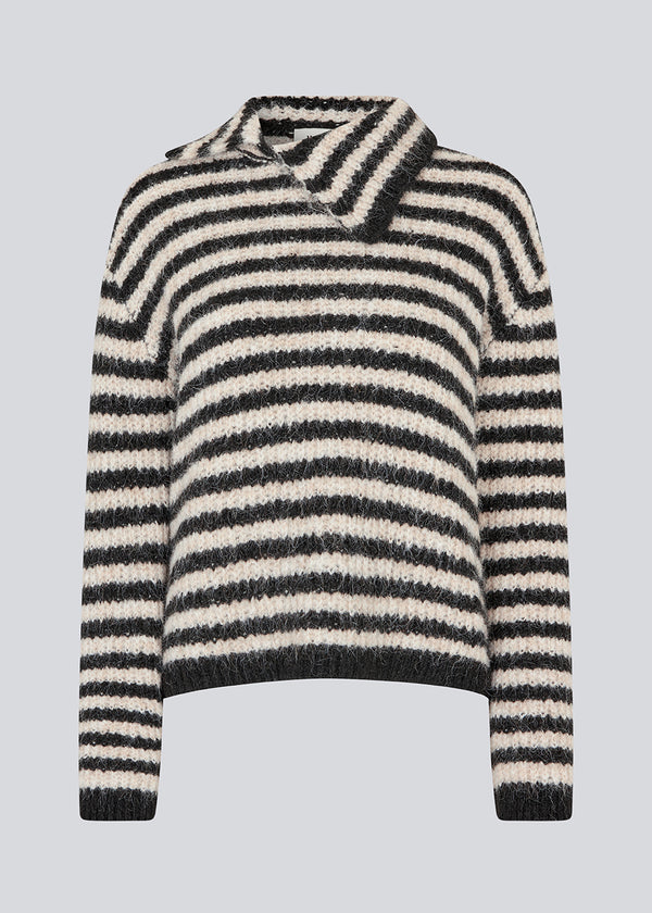 Blød strik med i genanvendt polyester. Packermd roll Neck har lange ærmer og en høj hals med slids i siden. Modellen er 175 cm og har en str. s/36 på.