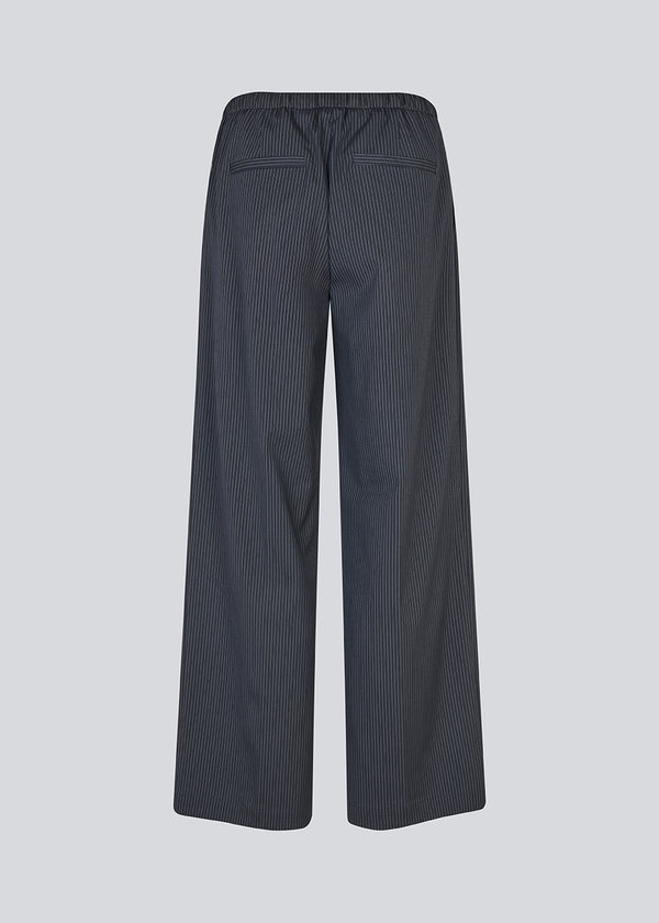 Bukser med vide ben og høj talje. Paitynmd pants har elastik i taljen med bindebånd og sidelommer. Modellen er 175 cm og har str. s/36 på.
