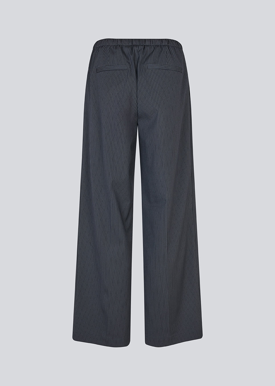 Bukser med vide ben og høj talje. Paitynmd pants har elastik i taljen med bindebånd og sidelommer. Modellen er 175 cm og har str. s/36 på.