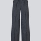 Bukser med vide ben og høj talje. Paitynmd pants har elastik i taljen med bindebånd og sidelommer. Modellen er 175 cm og har str. s/36 på.