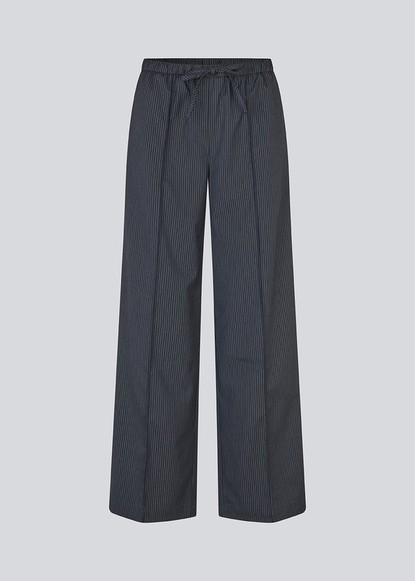 Bukser med vide ben og høj talje. Paitynmd pants har elastik i taljen med bindebånd og sidelommer. Modellen er 175 cm og har str. s/36 på.