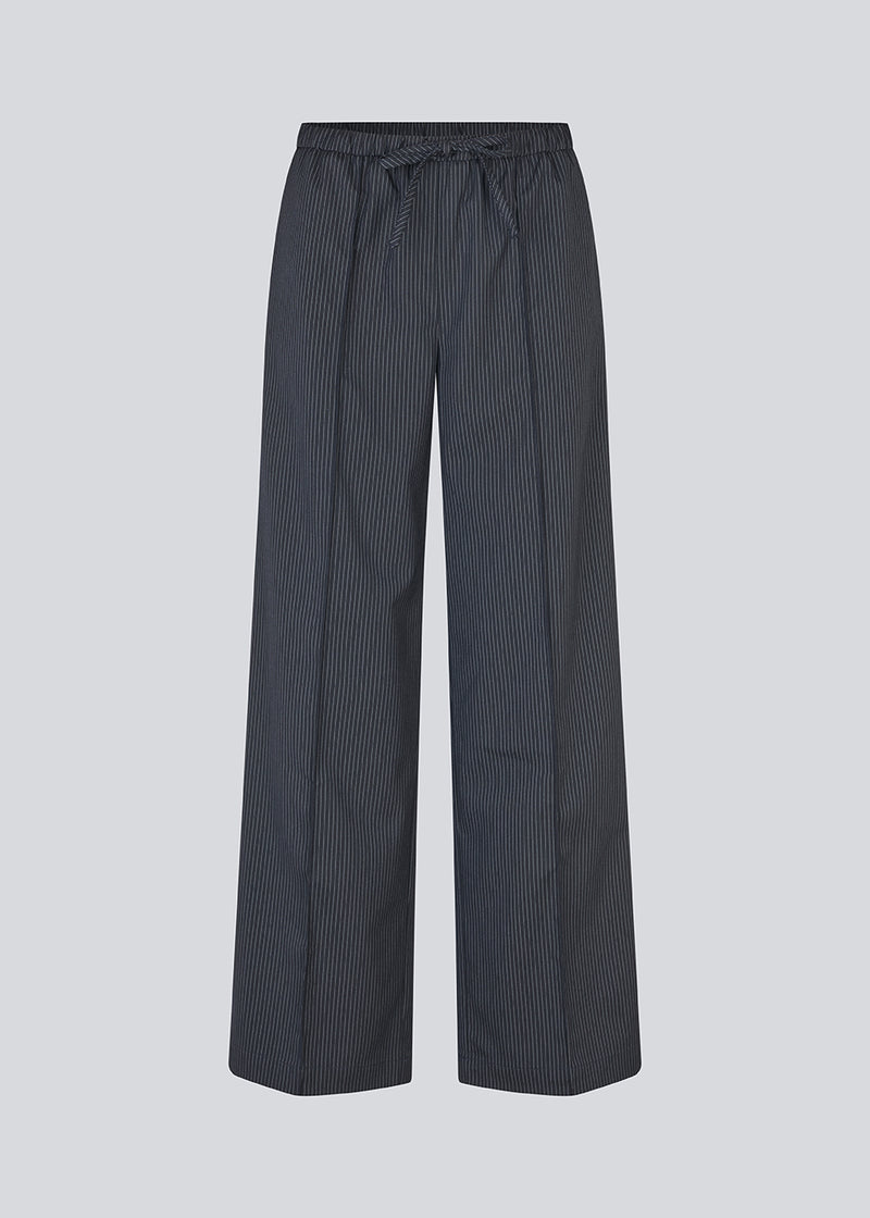 Bukser med vide ben og høj talje. Paitynmd pants har elastik i taljen med bindebånd og sidelommer. Modellen er 175 cm og har str. s/36 på.