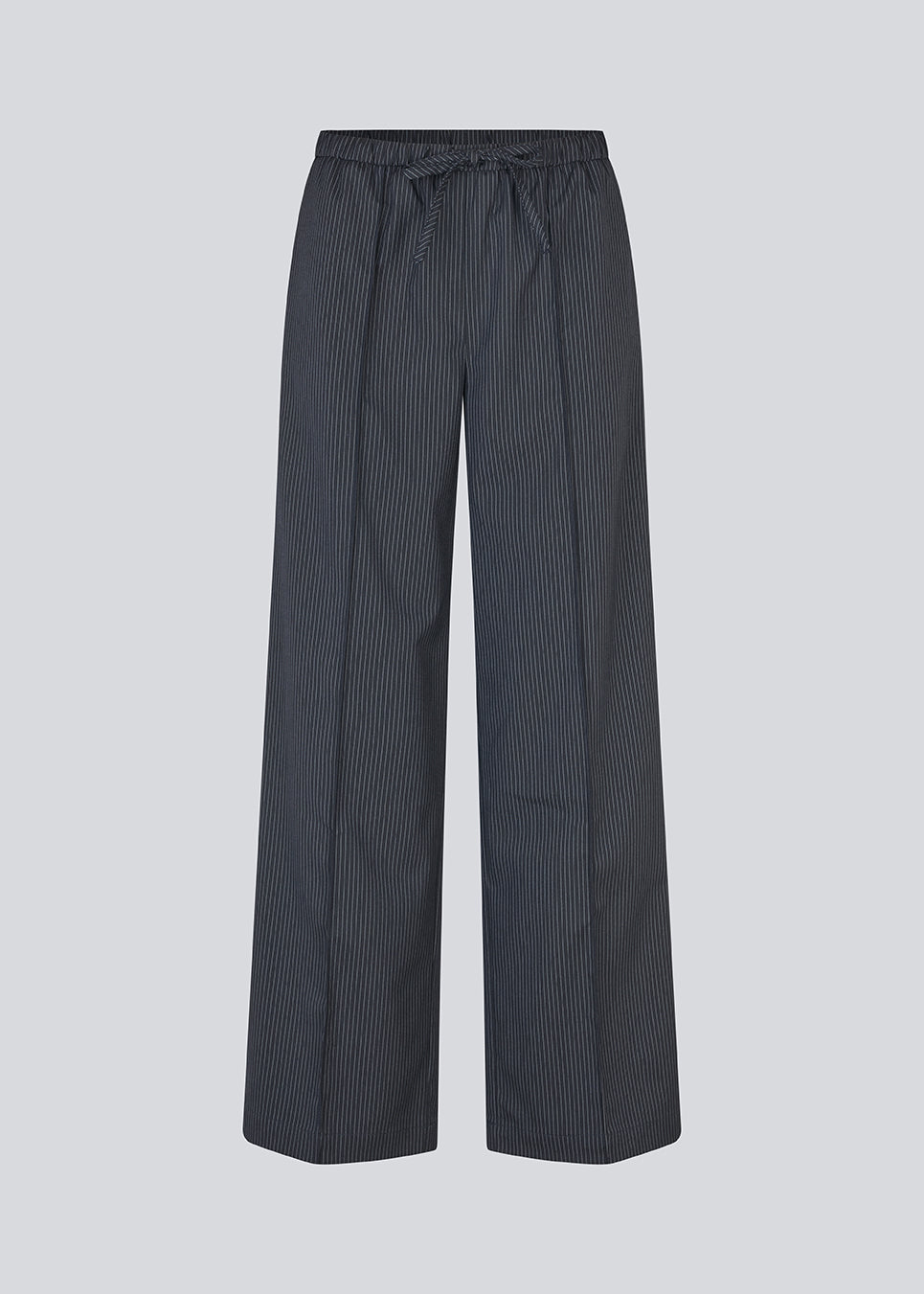 Bukser med vide ben og høj talje. Paitynmd pants har elastik i taljen med bindebånd og sidelommer. Modellen er 175 cm og har str. s/36 på.