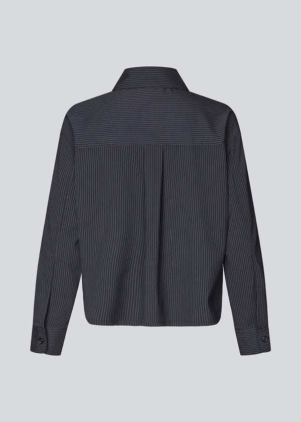 Let cropped skjorte med brede ærmer. Paitynmd shirt har en knappelukning fortil, skjortekrave og en brystlomme.&nbsp;