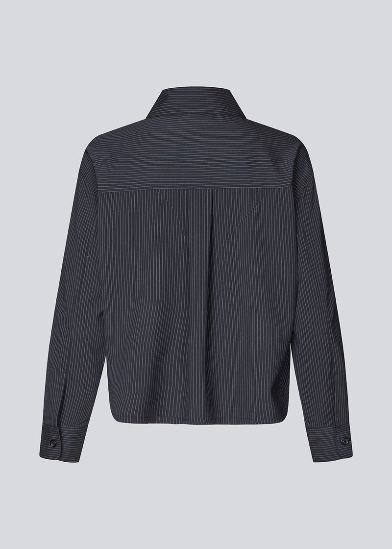 Let cropped skjorte med brede ærmer. Paitynmd shirt har en knappelukning fortil, skjortekrave og en brystlomme.&nbsp;