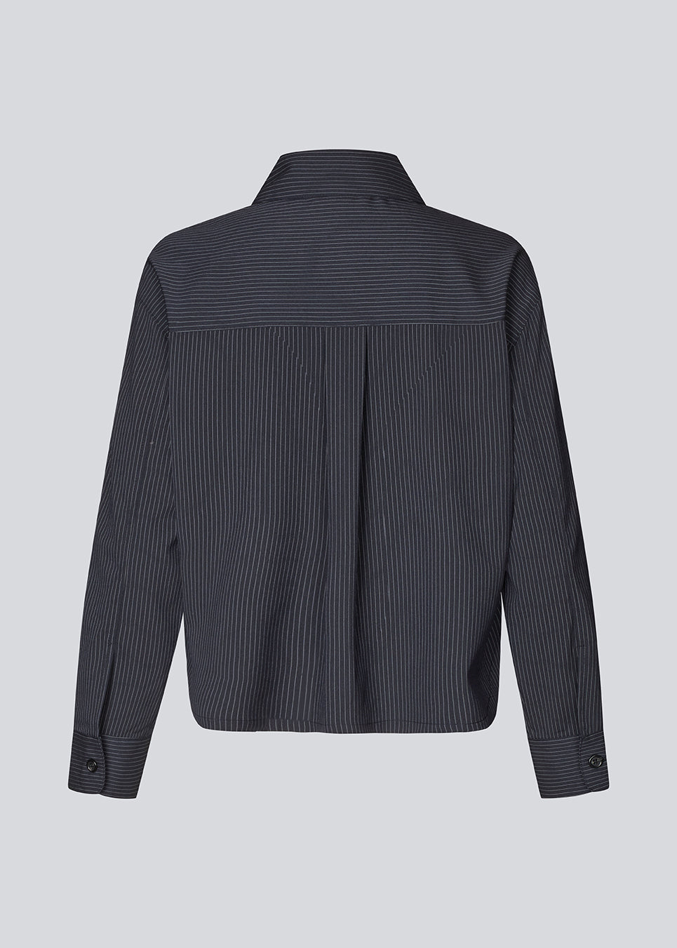 Let cropped skjorte med brede ærmer. Paitynmd shirt har en knappelukning fortil, skjortekrave og en brystlomme.&nbsp;