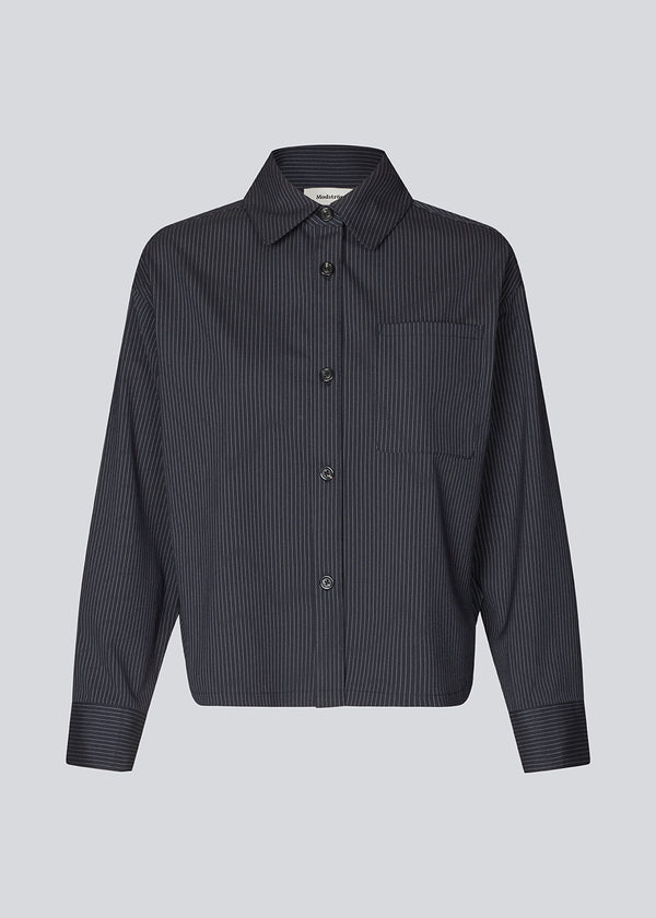 Let cropped skjorte med brede ærmer. Paitynmd shirt har en knappelukning fortil, skjortekrave og en brystlomme.&nbsp;