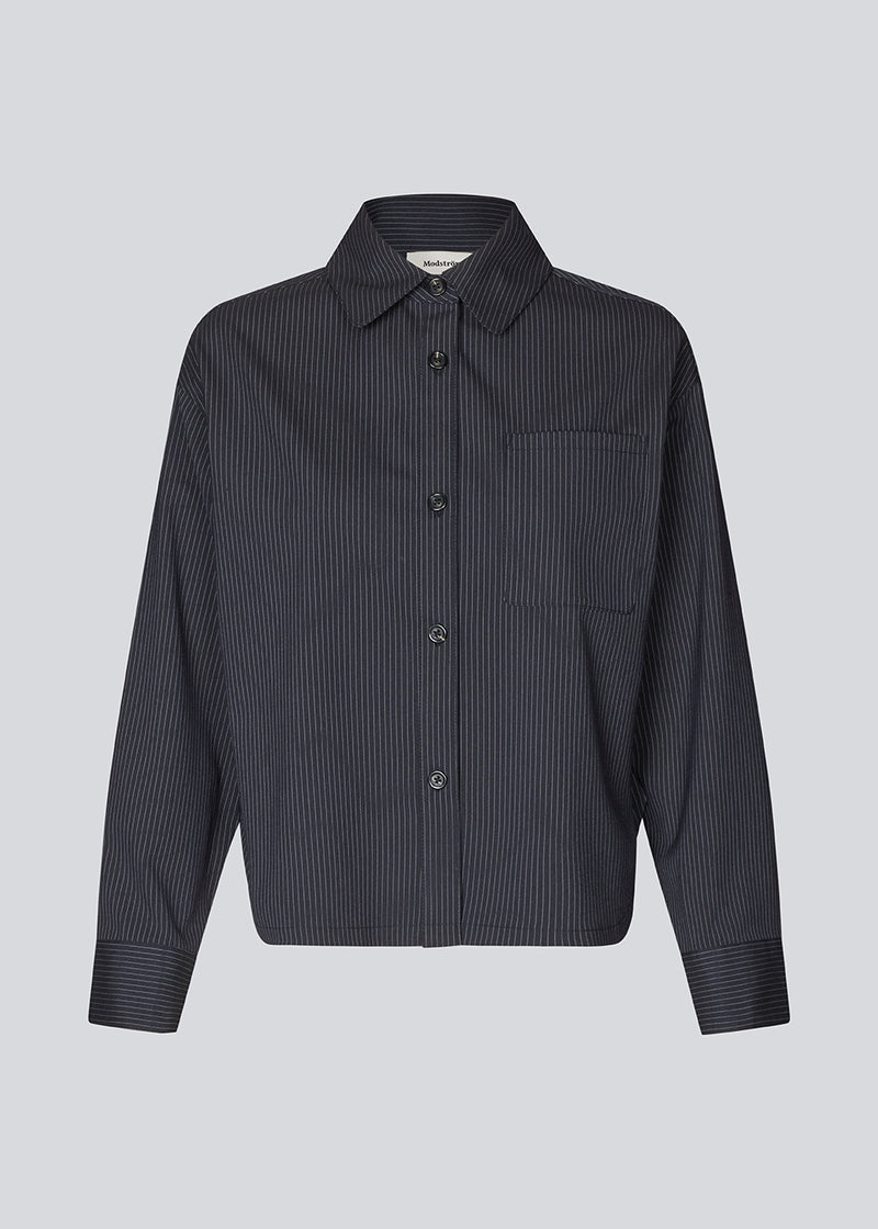 Let cropped skjorte med brede ærmer. Paitynmd shirt har en knappelukning fortil, skjortekrave og en brystlomme.&nbsp;
